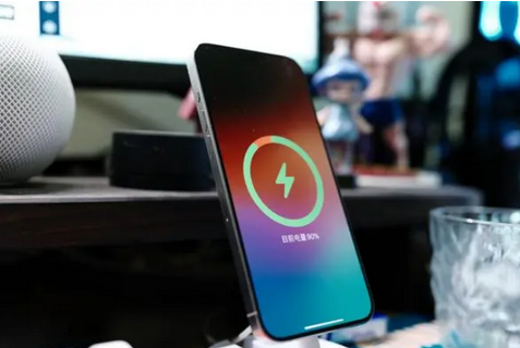 青云谱苹果15换屏服务分享用什么充电器给iPhone15充电更好 